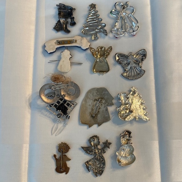 🎄Vintage Christmas Brooches. Angels, Snowmen, Bells, Stocking, Christmas Tree - Picture 2 of 2
